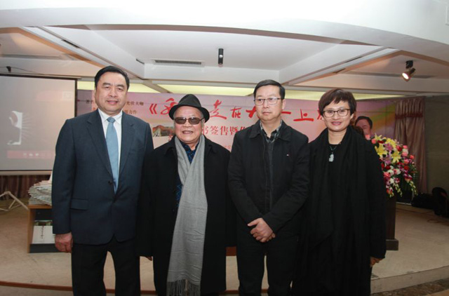 1496425532120811.jpg 16-赵振元和四川人民出版社社长黄立新、中外散文诗学会主席、著名作家海梦亲切合影.jpg