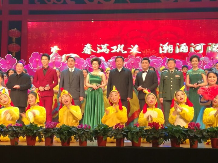 1496474275137238.jpg 6-赵振元同志与巩义市领导一起与全体演职人员合影.jpg