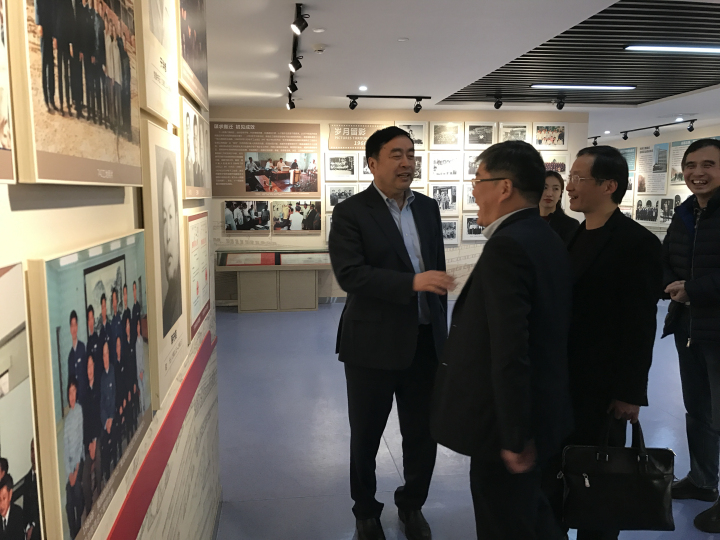 4-赵振元同志亲自向到访客人介绍十一科技院史馆2.jpg