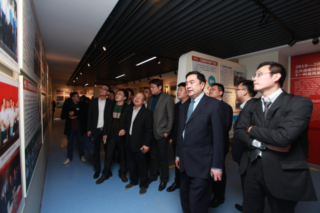 1496482864107441.jpg 8-与会代表参观院史馆.jpg