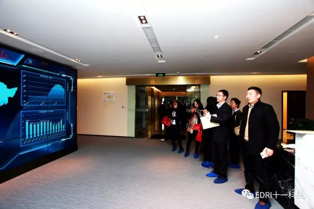 1496482878104168.jpg 7-与会代表参观25楼新能源管控中心.webp.jpg