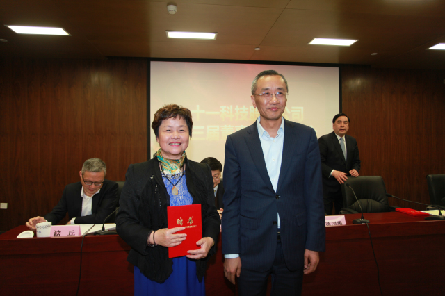 1496495595100003.jpg 5-无锡产业集团主席蒋国雄向陈月芳颁发监事会主席聘书.jpg