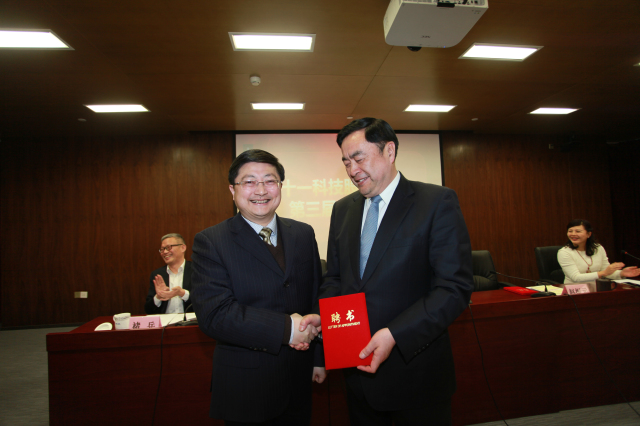 1496495648131392.jpg 6- 十一科技股份公司董事长赵振元同志为新一届董事孙鸿伟先生颁发聘书.jpg