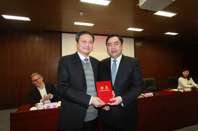 1496495680324284.jpg 8- 十一科技股份公司董事长赵振元同志为新一届董事杨少波先生颁发聘书.jpg