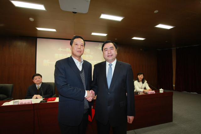 1496495738286421.jpg 11-十一科技股份公司董事长赵振元同志为执行班子成员何平同志颁发聘书.jpg