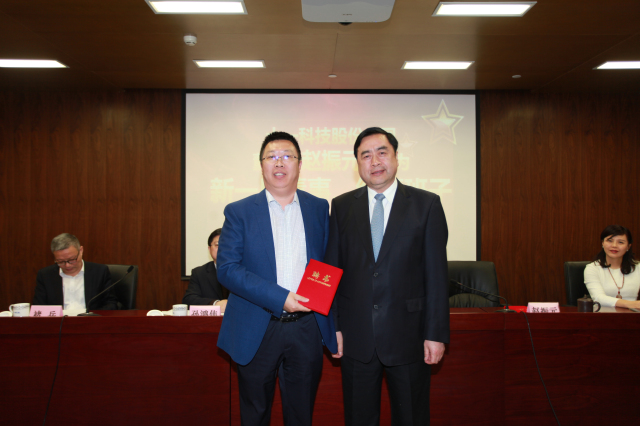 1496495885119129.jpg 19-十一科技股份公司董事长赵振元同志为执行班子成员万里浪同志颁发聘书.jpg