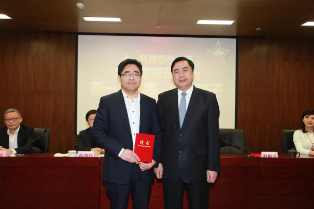 1496495907728746.jpg 20-十一科技股份公司董事长赵振元同志为执行班子成员季超同志颁发聘书.jpg