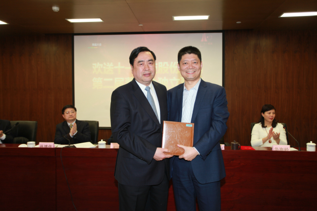 1496496280103059.jpg 33-十一科技董事长赵振元向王鹏程赠送了他们共事多年的影集.jpg