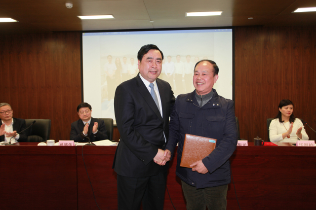 1496496326725025.jpg 36-十一科技董事长赵振元向王选洲赠送了他们共事多年的影集.jpg