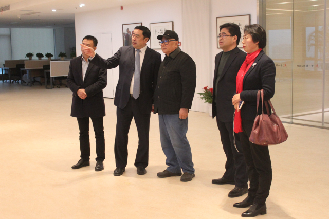 1496500354125105.jpg 5-赵振元董事长陪同原无锡市政协主席贡培兴一行参观十一能投运管中心.jpg