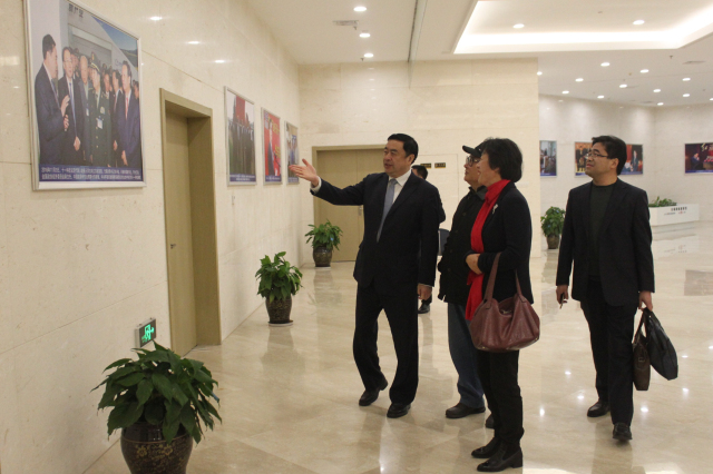 1496500371687203.jpg 6-赵振元董事长陪同原无锡市政协主席贡培兴参观华东总部大厦.jpg