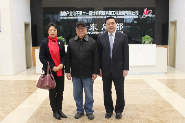 1496500391563788.jpg 7-赵振元董事长与无锡新能源商会徐慧绢会长、原无锡市政协主席贡培兴亲切合影.jpg