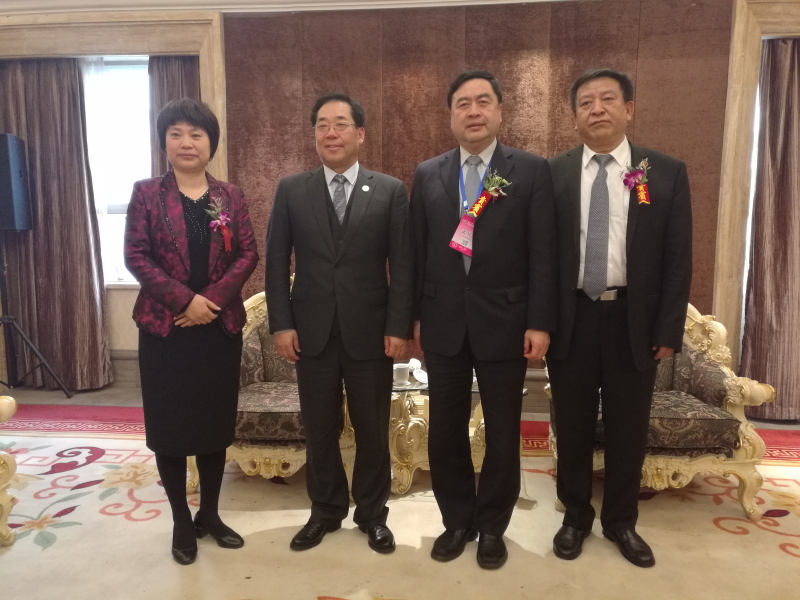 1496502689126576.jpg 9-赵振元与袁三军(右一)、孙淑芳(左一)、李中航(左二)亲切合影.jpg