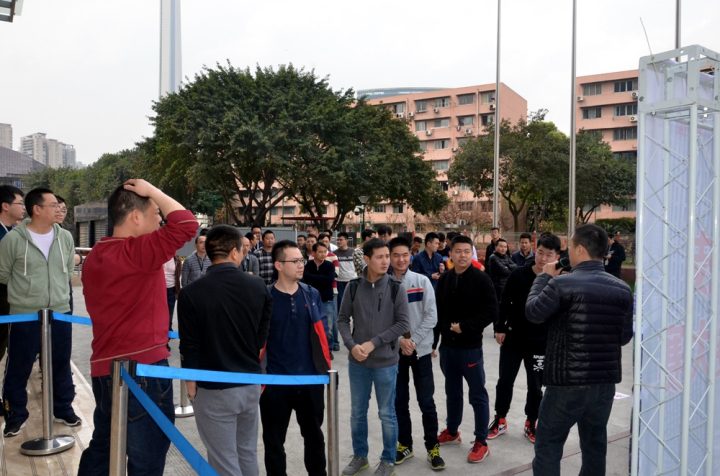 1496503359128057.jpg 5-员工排队踊跃参加登楼比赛.jpg