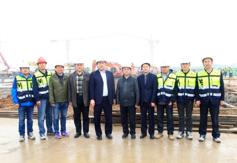 1-赵振元董事长在工地与大家亲切合影.jpg