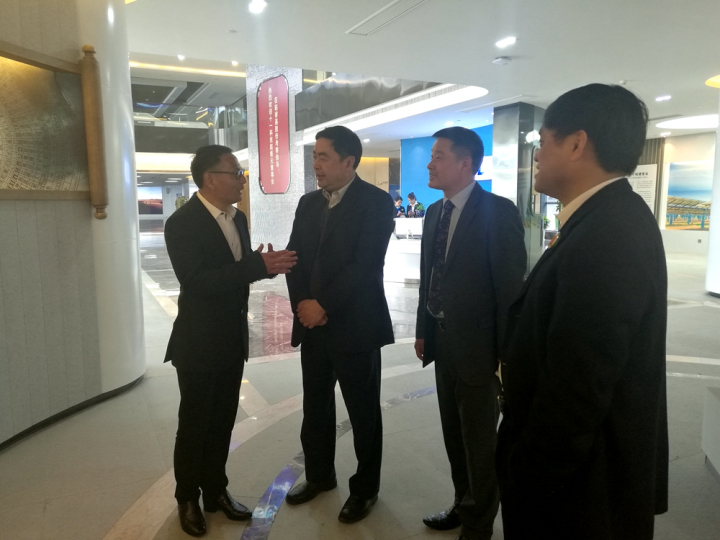 1496503807473144.jpg 3-睿基董事局主席顾全军向赵振元董事长等介绍睿基历史.jpg