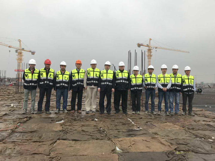 1496506990958556.jpg 6-赵振元同志冒雨视察华力工地2.jpg