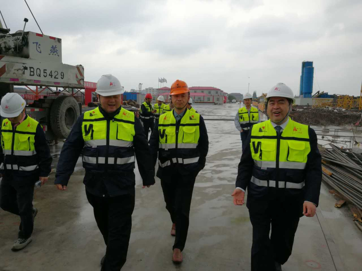 1496507005109433.jpg 7-赵振元同志冒雨视察华力工地1.jpg